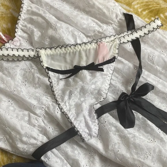 NWOT Sophie B. White Chemise with Black Accents - Picture 5 of 6